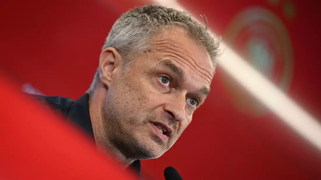 Der neue Bundestrainer der Fußballerinnen wird sein Debüt im legendären Wembley-Stadion feiern. - Bild: Arne Dedert/dpa