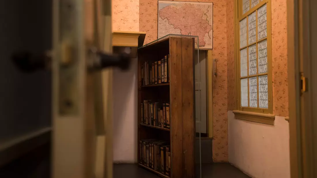 Der Durchgang zu einem geheimen Anbau ist in der Dauerausstellung im Anne-Frank-Haus zu sehen. (Archivfoto) - Bild: Peter Dejong/AP/dpa