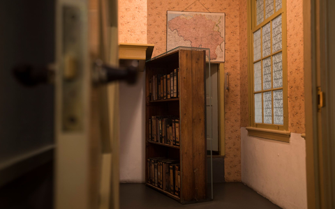 Der Durchgang zu einem geheimen Anbau ist in der Dauerausstellung im Anne-Frank-Haus zu sehen. (Archivfoto) - Foto: Peter Dejong/AP/dpa