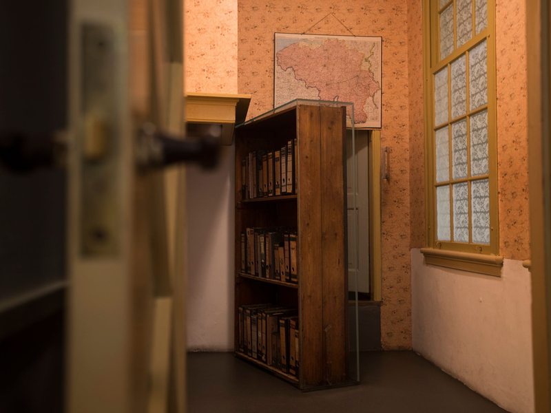 Der Durchgang zu einem geheimen Anbau ist in der Dauerausstellung im Anne-Frank-Haus zu sehen. (Archivfoto) - Foto: Peter Dejong/AP/dpa