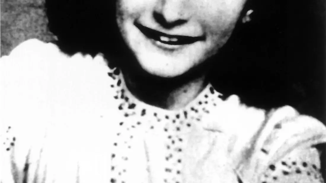 Das jüdische Mädchen Anne Frank wurde durch ihre Tagebuchaufzeichnungen bekannt, die sie im Versteck ihrer Familie vor den Nazis schrieb. Sie starb später im KZ Bergen-Belsen. - Bild: -/ANP/dpa