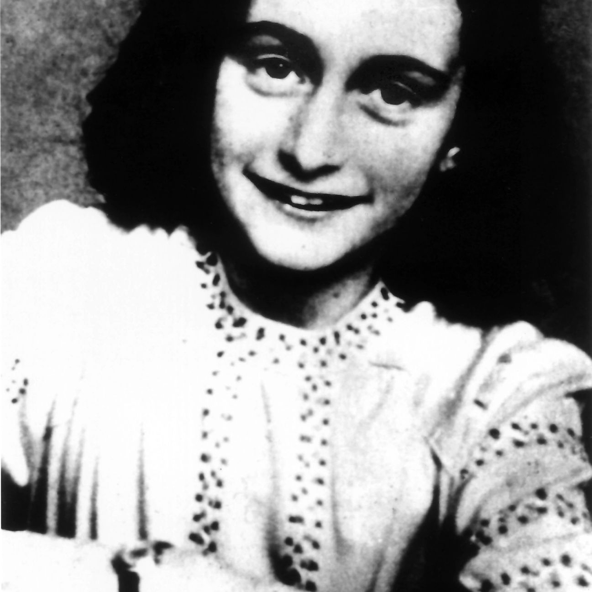 Das jüdische Mädchen Anne Frank wurde durch ihre Tagebuchaufzeichnungen bekannt, die sie im Versteck ihrer Familie vor den Nazis schrieb. Sie starb später im KZ Bergen-Belsen. - Foto: -/ANP/dpa