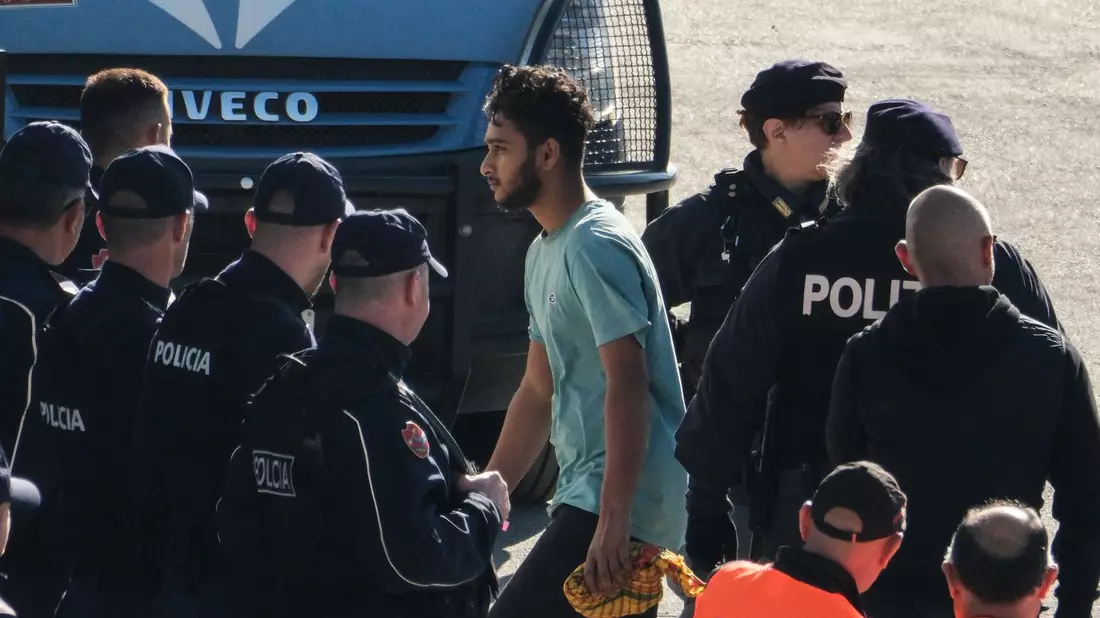 In Albanien durchlaufen die Migranten in speziellen Lagern ein Asylverfahren nach italienischem Recht. - Bild: Vlasov Sulaj/AP