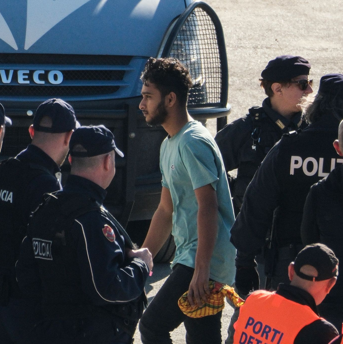 In Albanien durchlaufen die Migranten in speziellen Lagern ein Asylverfahren nach italienischem Recht. - Foto: Vlasov Sulaj/AP