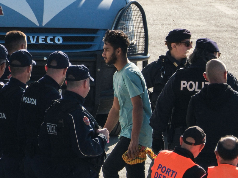 In Albanien durchlaufen die Migranten in speziellen Lagern ein Asylverfahren nach italienischem Recht. - Foto: Vlasov Sulaj/AP