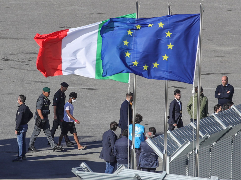 Ihre Asylverfahren möchte Italien in Albanien abwickeln: Ankunft von Migranten Mitte Oktober. (Archivbild)   - Foto: Armando Babani/ZUMA Press Wire/dpa