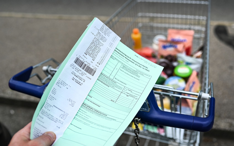 Für die Zahlung der Mehrwertsteuer bietet die Schweiz eine App an. (Archivbild) - Foto: Felix Kästle/dpa