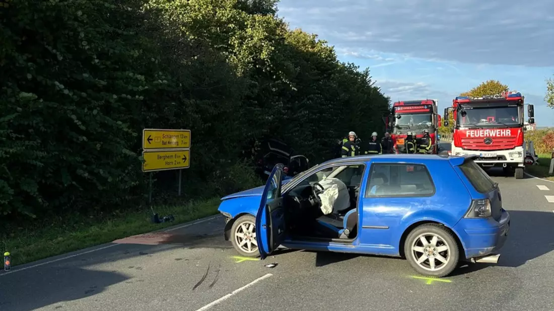 FW Horn-Bad Meinberg: Verkehrsunfall mit einer eingeschlossenen Person - Alarmierung durch SmartWatch - Bild: presseportal.de