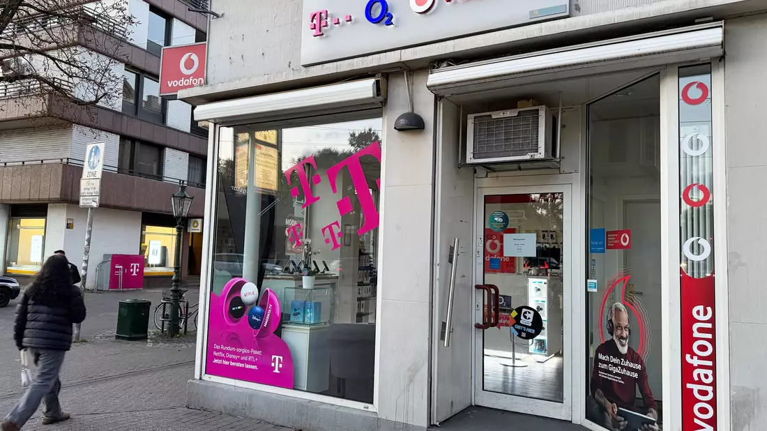 Ein Mobilfunkshop, in dem Verträge für die Handynetze der drei etablierten deutschen Netzbetreiber zu haben sind. - Bild: Wolf von Dewitz/dpa