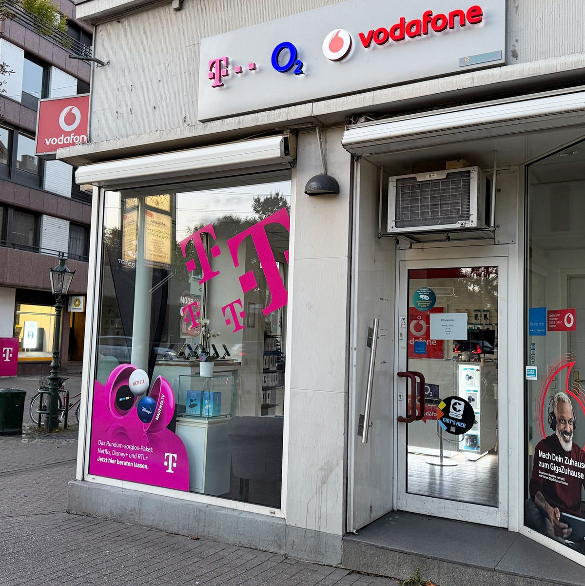 Ein Mobilfunkshop, in dem Verträge für die Handynetze der drei etablierten deutschen Netzbetreiber zu haben sind. - Foto: Wolf von Dewitz/dpa