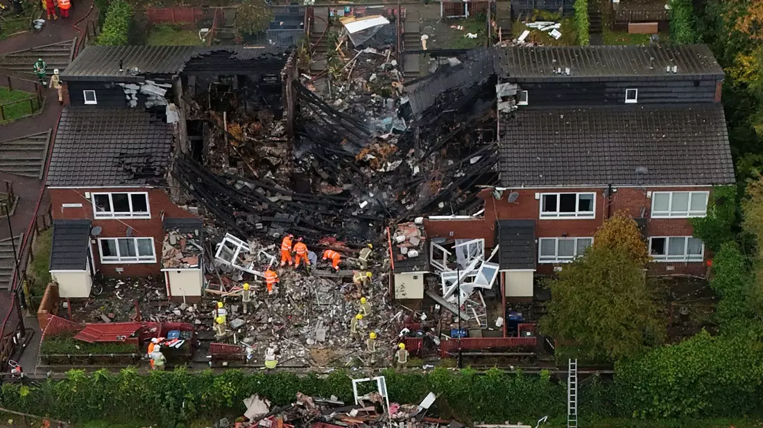 Massive Zerstörungen in der Häuserzeile nach der Explosion und einem folgenden Feuer. - Bild: Owen Humphreys/PA Wire/dpa