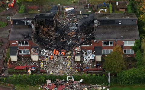 Massive Zerstörungen in der Häuserzeile nach der Explosion und einem folgenden Feuer. - Foto: Owen Humphreys/PA Wire/dpa
