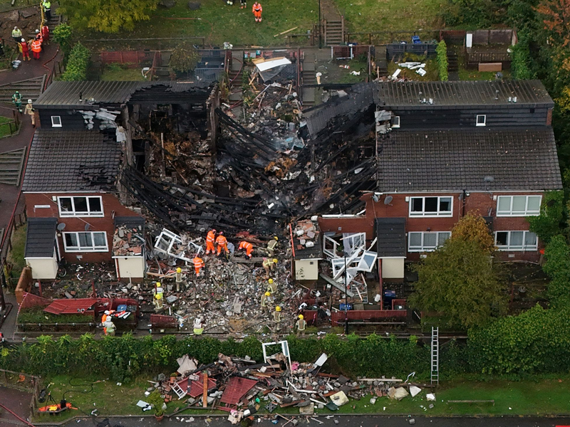 Massive Zerstörungen in der Häuserzeile nach der Explosion und einem folgenden Feuer. - Foto: Owen Humphreys/PA Wire/dpa