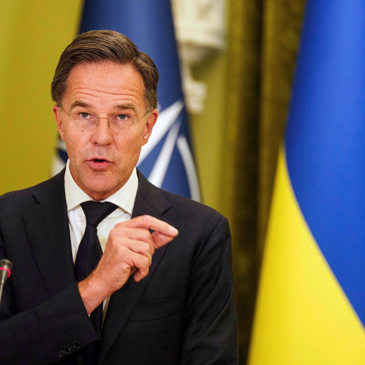 Nato-Generalsekretär Rutte hat zurückhaltend auf den Wunsch der Ukraine auf eine bedingungslose Einladung in das Militärbündnis reagiert. (Archivbild) - Foto: Evgeniy Maloletka/AP/dpa