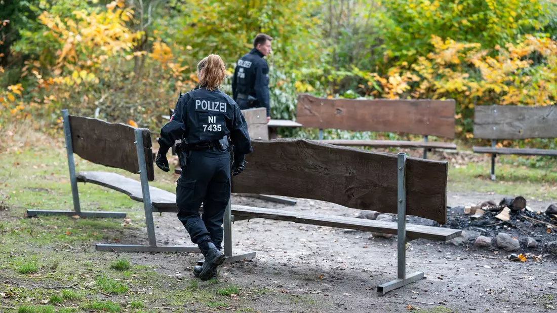 Ein 19-Jähriger ist nach einer Party auf einem Campingplatz an der Ilmenau verschwunden. Die Polizei sucht nach dem Studenten.  - Bild: Philipp Schulze/dpa