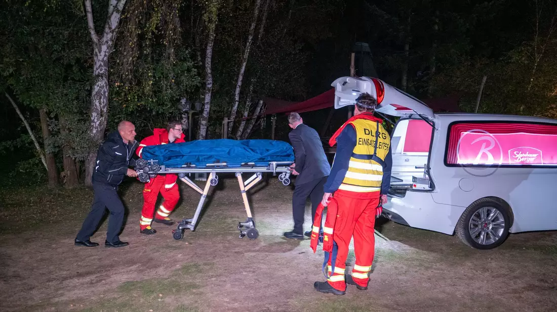 Die Polizei geht derzeit von einem Unglücksfall aus. - Bild: News5 / René Schröder/NEWS5/dpa