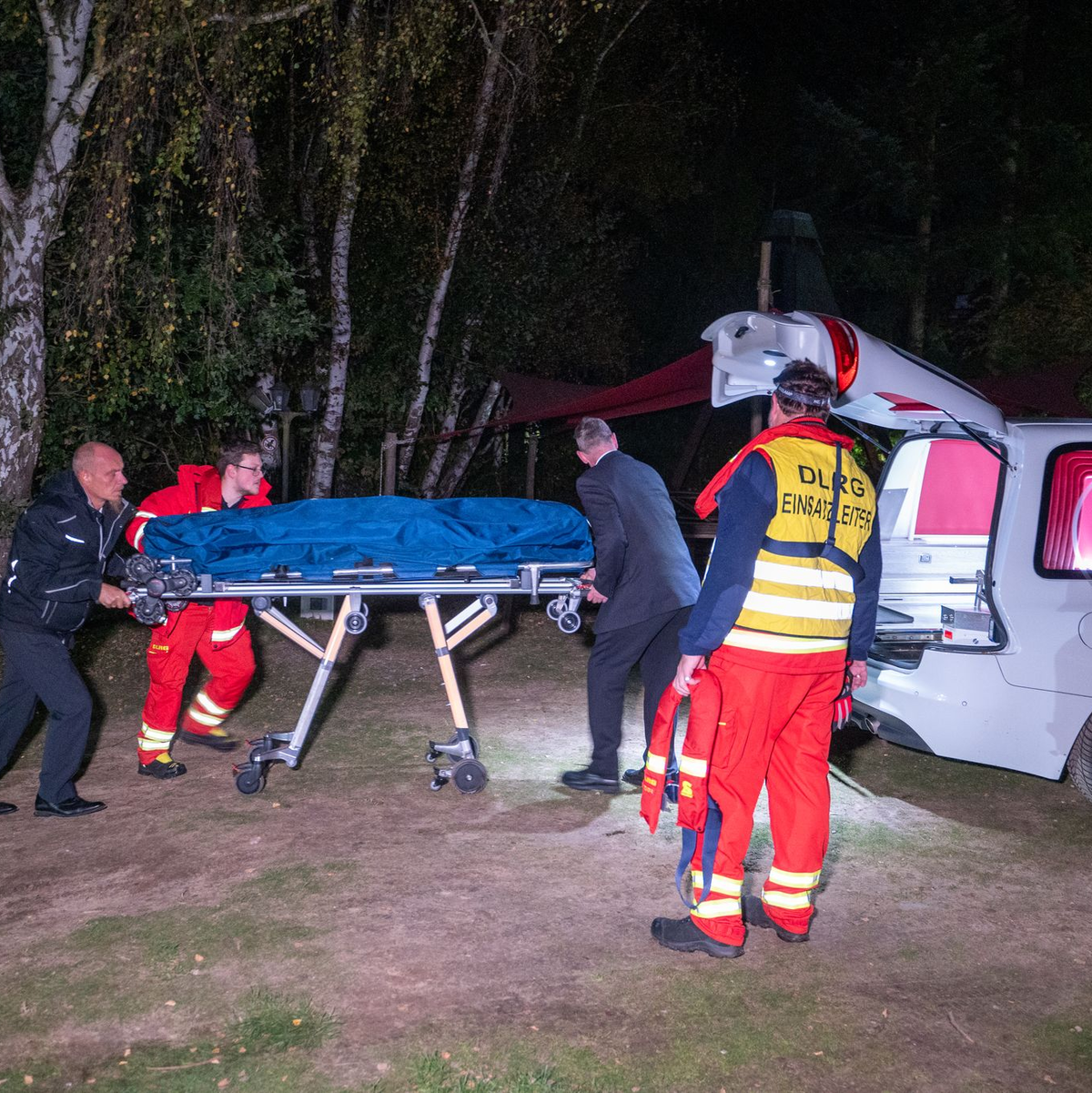 Die Polizei geht derzeit von einem Unglücksfall aus. - Foto: News5 / René Schröder/NEWS5/dpa