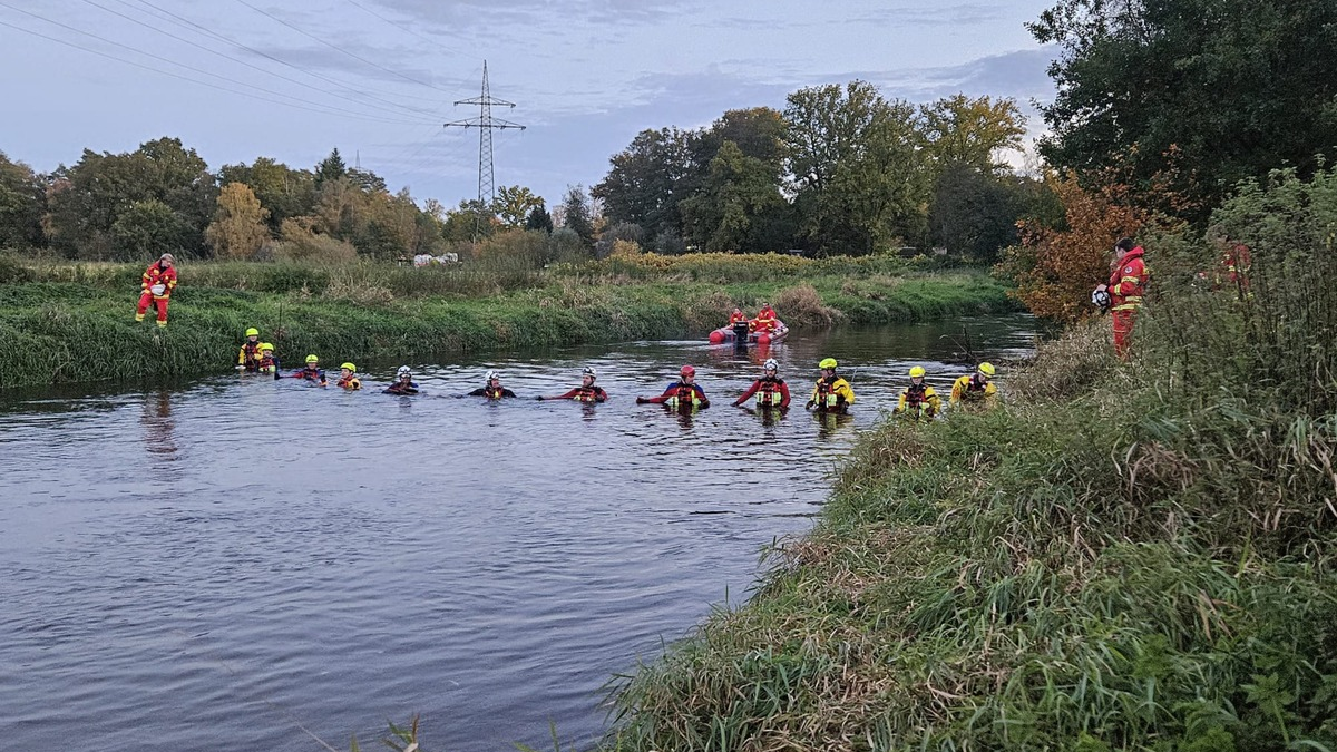 POL-LG: Bildmaterial -> Update verschwundener Student: Leichnam eines jungen Mannes in der Ilmenau entdeckt ++ Einsatzkräfte der DLRG stellen bei erneuter Suche leblosen Körper in der Ilmenau im ... - Foto: presseportal.de