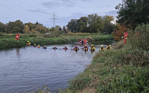 POL-LG: Bildmaterial -> Update verschwundener Student: Leichnam eines jungen Mannes in der Ilmenau entdeckt ++ Einsatzkräfte der DLRG stellen bei erneuter Suche leblosen Körper in der Ilmenau im ... - Foto: presseportal.de