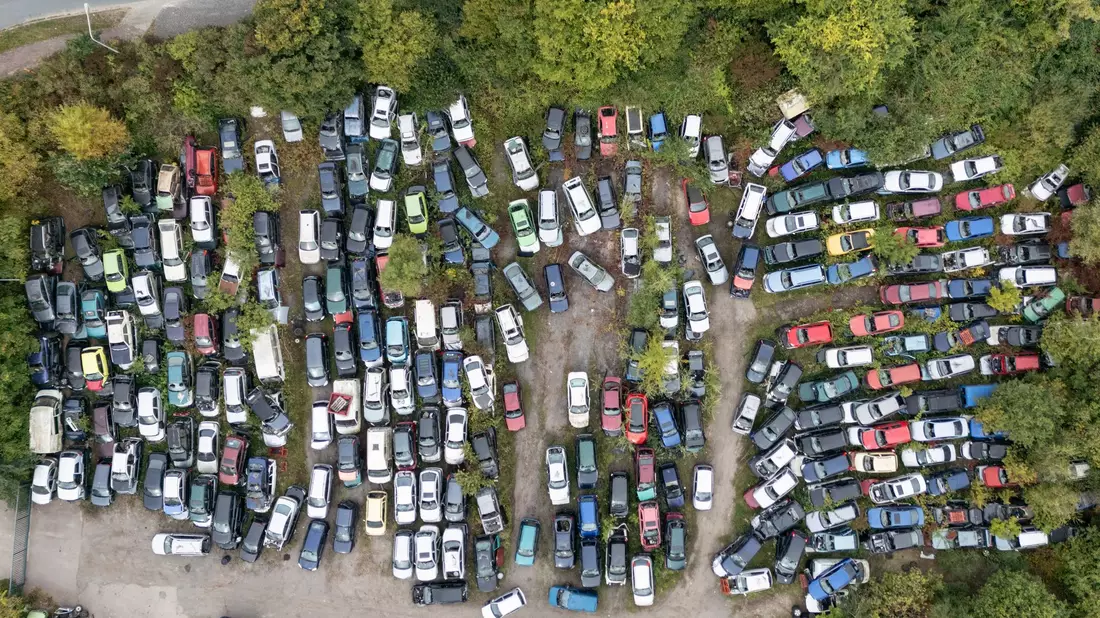 Eine Abwrackprämie kann einer neuen Studie zufolge zur Erreichung der Klimaziele beitragen. (Symbolbild) - Bild: Boris Roessler/dpa