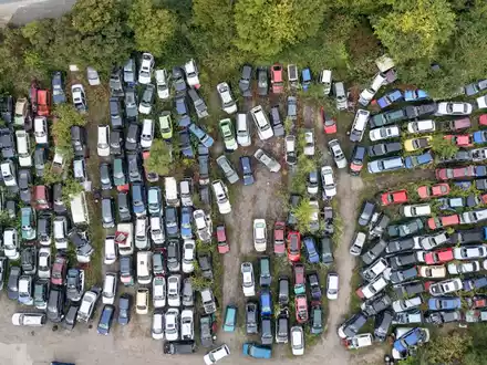 Eine Abwrackprämie kann einer neuen Studie zufolge zur Erreichung der Klimaziele beitragen. (Symbolbild) - Foto: Boris Roessler/dpa