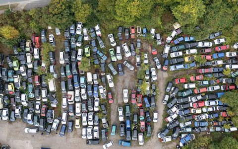 Eine Abwrackprämie kann einer neuen Studie zufolge zur Erreichung der Klimaziele beitragen. (Symbolbild) - Foto: Boris Roessler/dpa