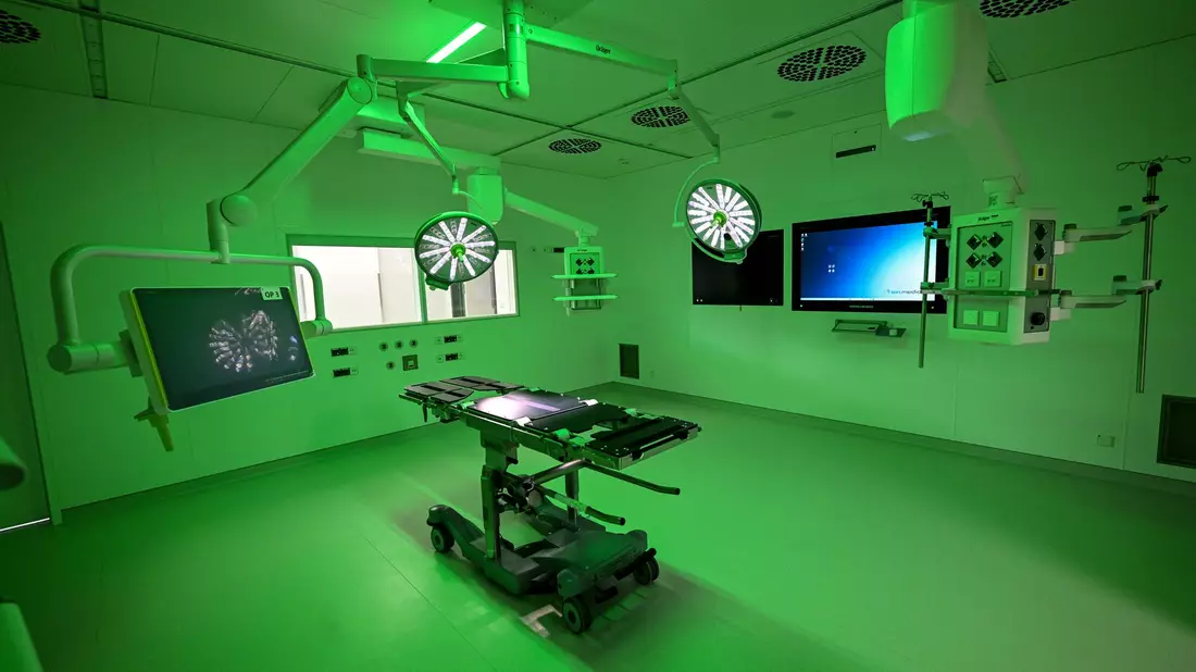 Beim Erwachen im Krankenhaus fühlte sich der Italiener d'Amano ins Jahr 1980 zurückversetzt. (Symbolbild) - Bild: Jens Kalaene/dpa