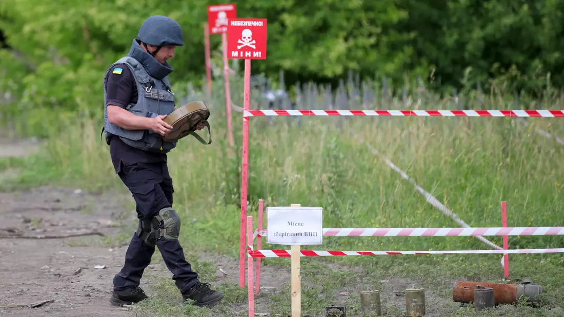  Meist müssen Felder Meter für Meter von Hand mit Metalldetektoren abgesucht werden. (Archivbild)  - Bild: -/Ukrinform/dpa