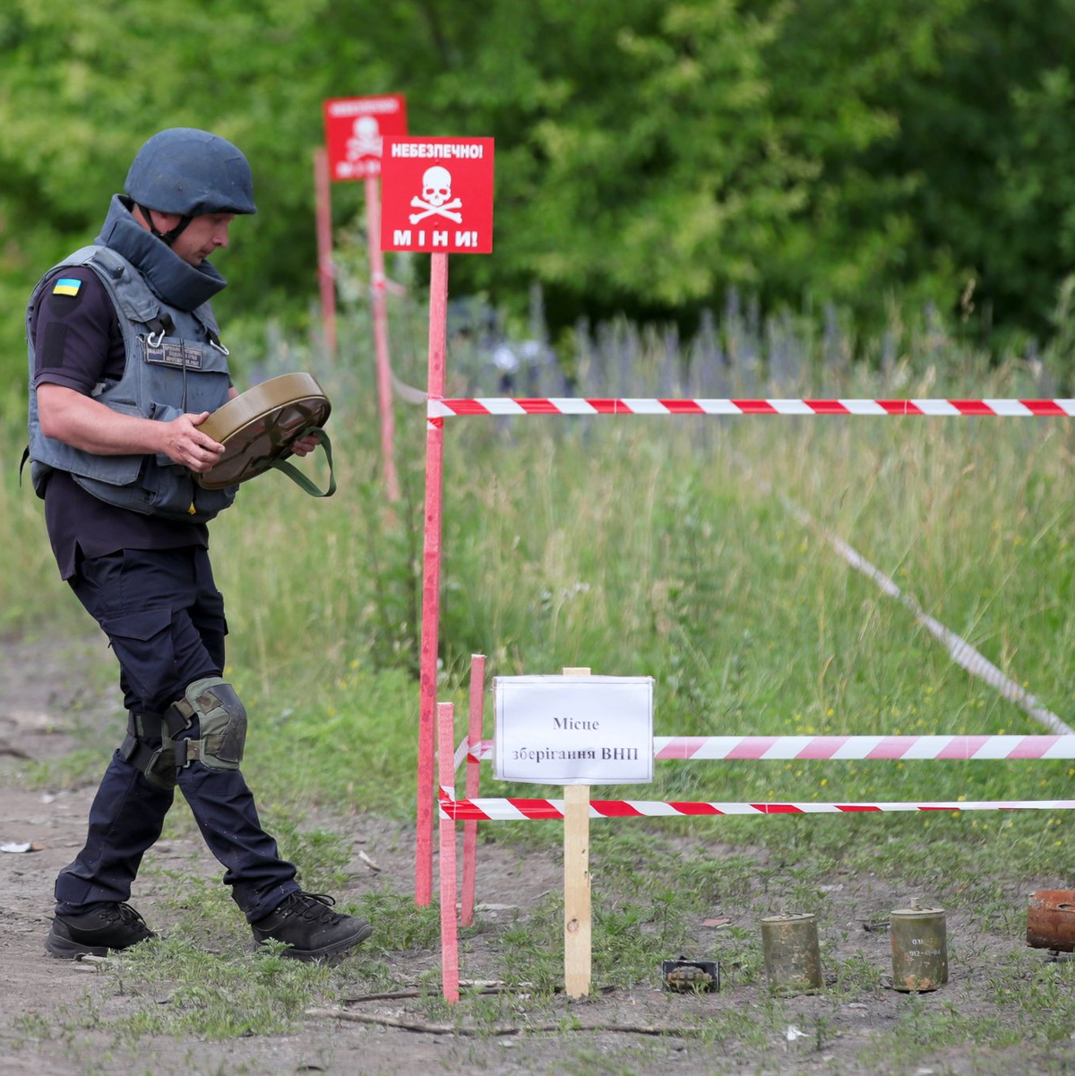  Meist müssen Felder Meter für Meter von Hand mit Metalldetektoren abgesucht werden. (Archivbild)  - Foto: -/Ukrinform/dpa