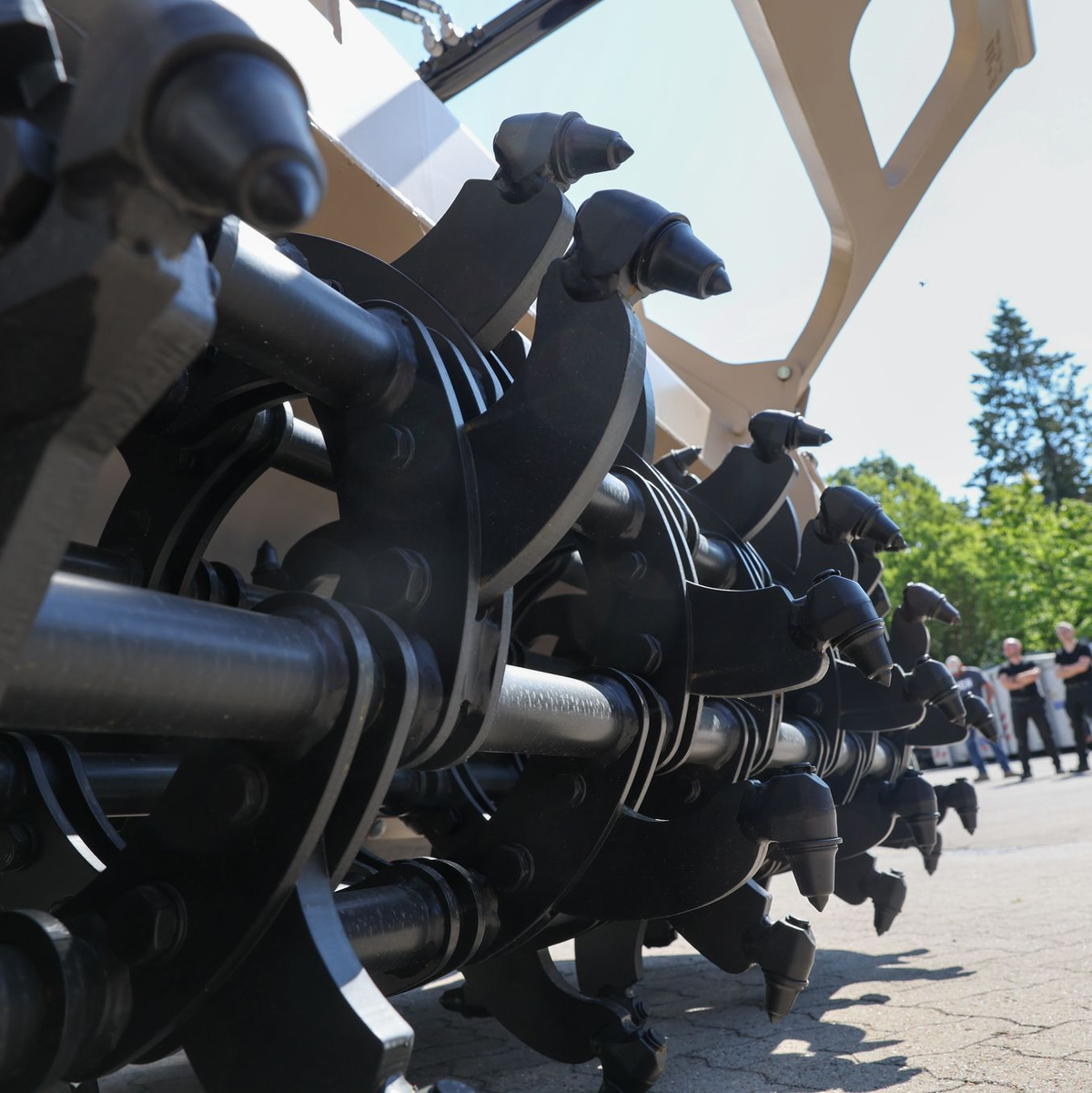 Maschinen können Vorarbeit leisten, aber die Suche mit Metalldetektoren ersetzt das nicht.  (Archivbild)  - Foto: Ulrich Perrey/dpa