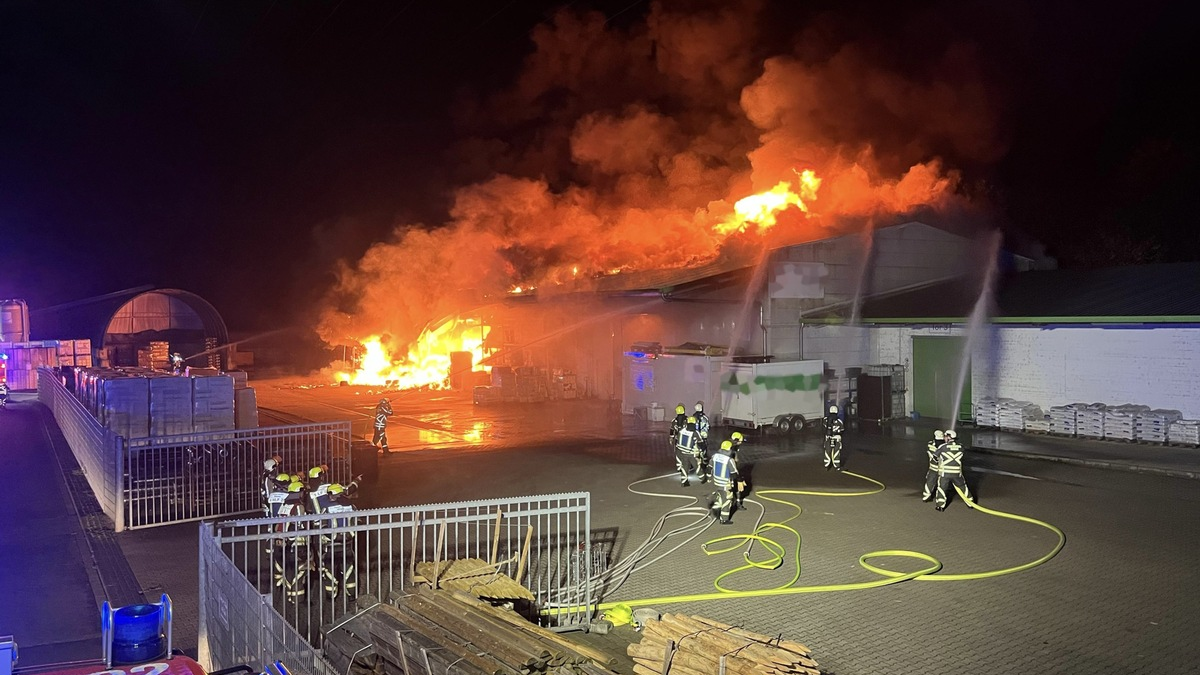 FW Hünxe: Erstmeldung: Halle eines Gewerbebetriebs in Vollbrand - Foto: presseportal.de