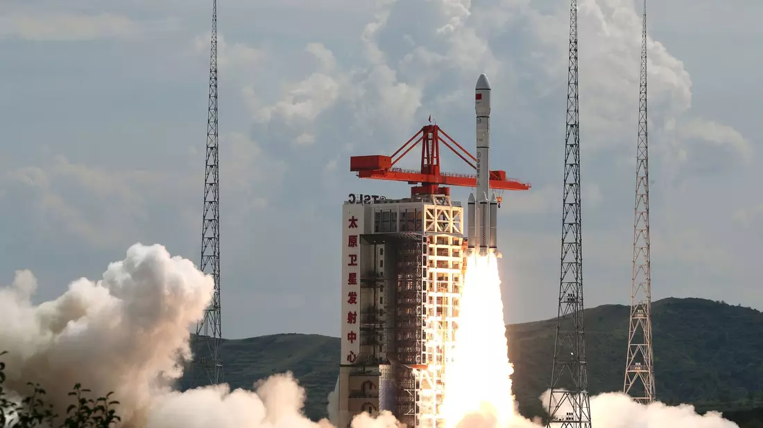 Eine Trägerrakete vom Typ Langer Marsch 6 hebt mit einer neuen Satellitengruppe ab. (Archivbild)  - Bild: Zheng Bin/Xinhua/AP/dpa