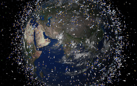 Um die Erde kreisen bereits zigtausende Satelliten aus Metall - nun soll einer aus Holz dazukommen. (Archivbild) - Foto: ESA/dpa Um die Erde kreisen bereits zigtausende Satelliten aus Metall - nun soll einer aus Holz dazukommen. (Archivbild) - Foto: ESA/dpa