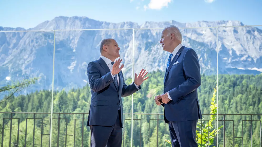 Bergige Landschaft mit US-Präsident: Biden neben Kanzler Scholz beim G7-Gipfel in Bayern. (Archivbild) - Bild: Michael Kappeler/dpa