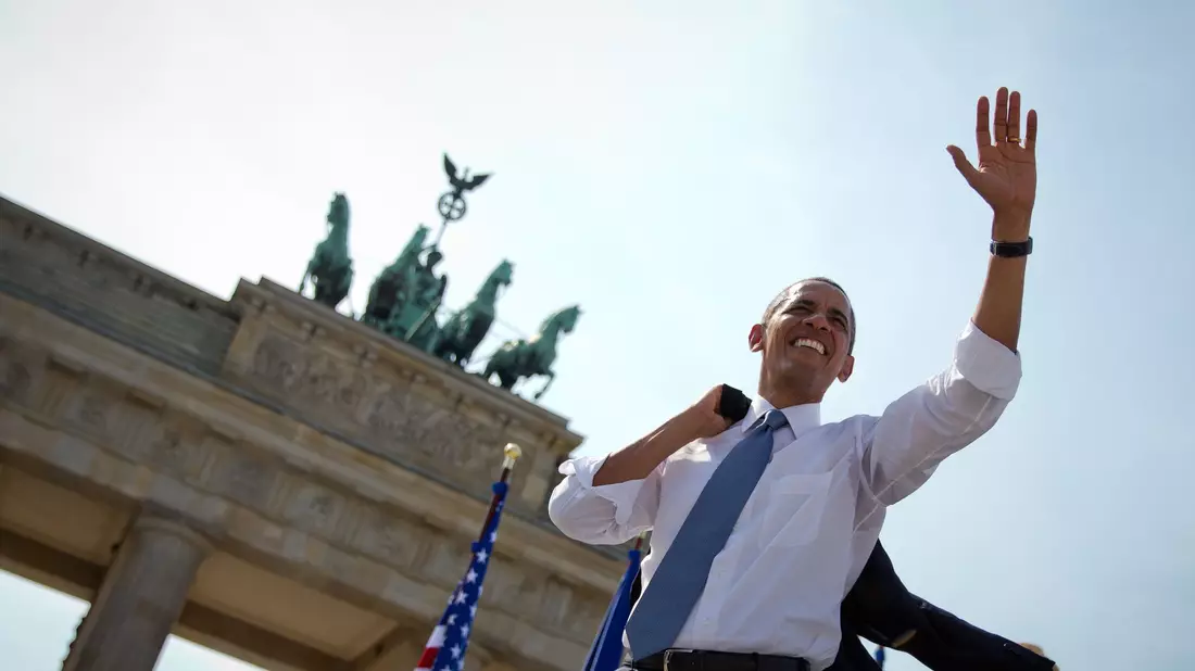 Lässig in der Sommerhitze: Obama hält 2013 vor dem Brandenburger Tor eine Rede. (Archivbild) - Bild: picture alliance / dpa