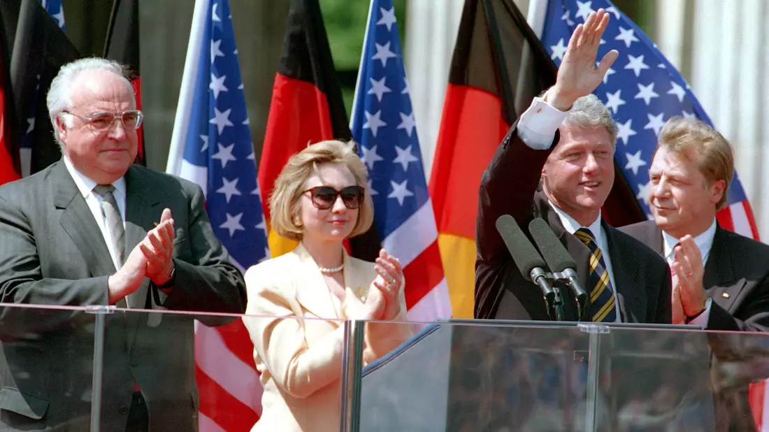 Clinton ist der erste US-Präsident nach dem Mauerfall in Ost-Berlin. (Archivbild) - Bild: Peter Kneffel/dpa