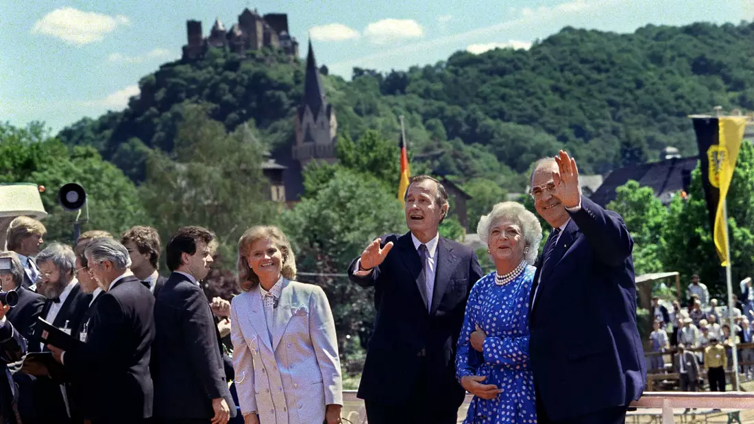 Auch auf dem Wasser standfest: Bush mit Kohl nebst Gattinnen auf dem Rhein. (Archivbild) - Bild: Heinz Wieseler/dpa