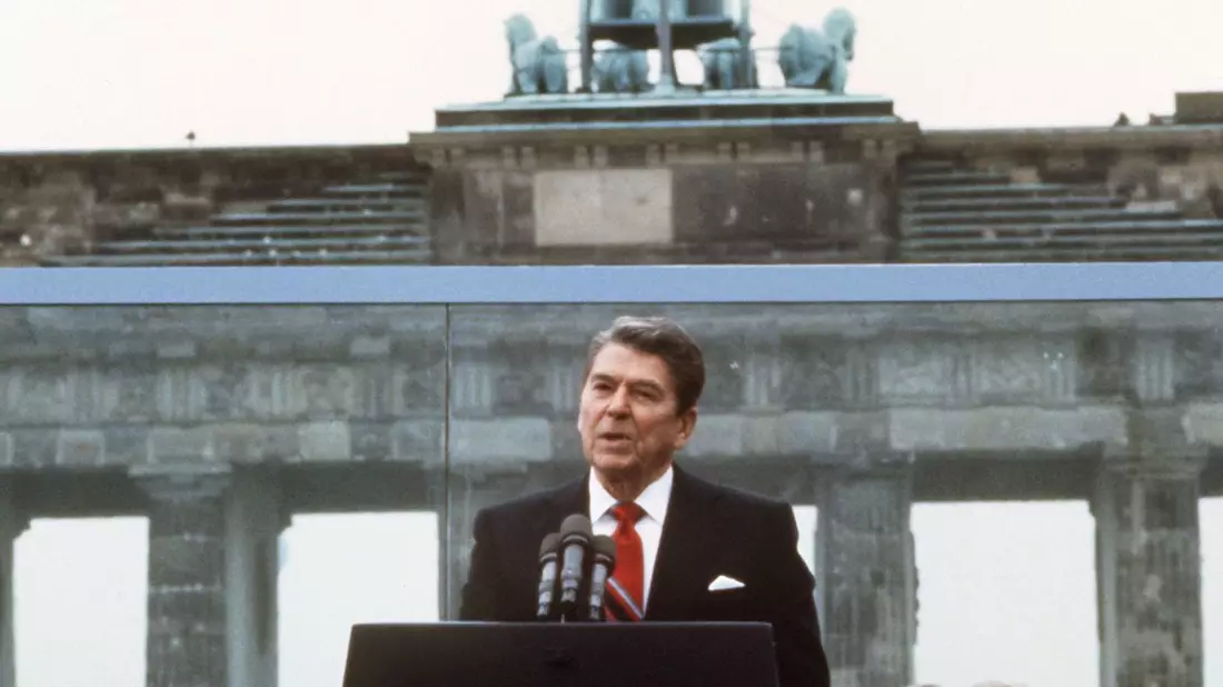 Reagan schreibt mit seiner Aufforderung «Herr Gorbatschow, reißen Sie diese Mauer nieder!» Geschichte. (Archivbild) - Bild: picture alliance / Dieter Klar/dpa