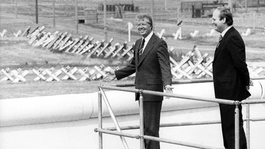 Carter schaut am Potsdamer Platz auf die Berliner Mauer. (Archivbild) - Bild: -/dpa