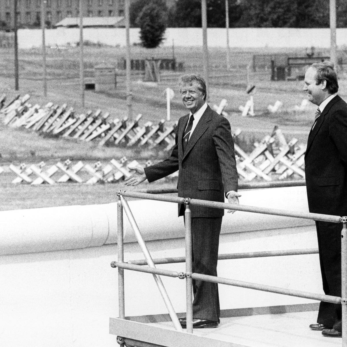 Carter schaut am Potsdamer Platz auf die Berliner Mauer. (Archivbild) - Foto: -/dpa