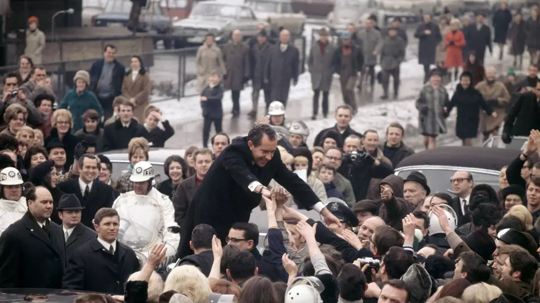 Manche jubeln Nixon zu, andere demonstrieren gegen den Vietnamkrieg. (Archivbild) - Bild: -/dpa
