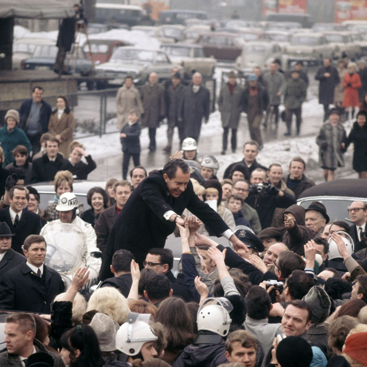 Manche jubeln Nixon zu, andere demonstrieren gegen den Vietnamkrieg. (Archivbild) - Foto: -/dpa