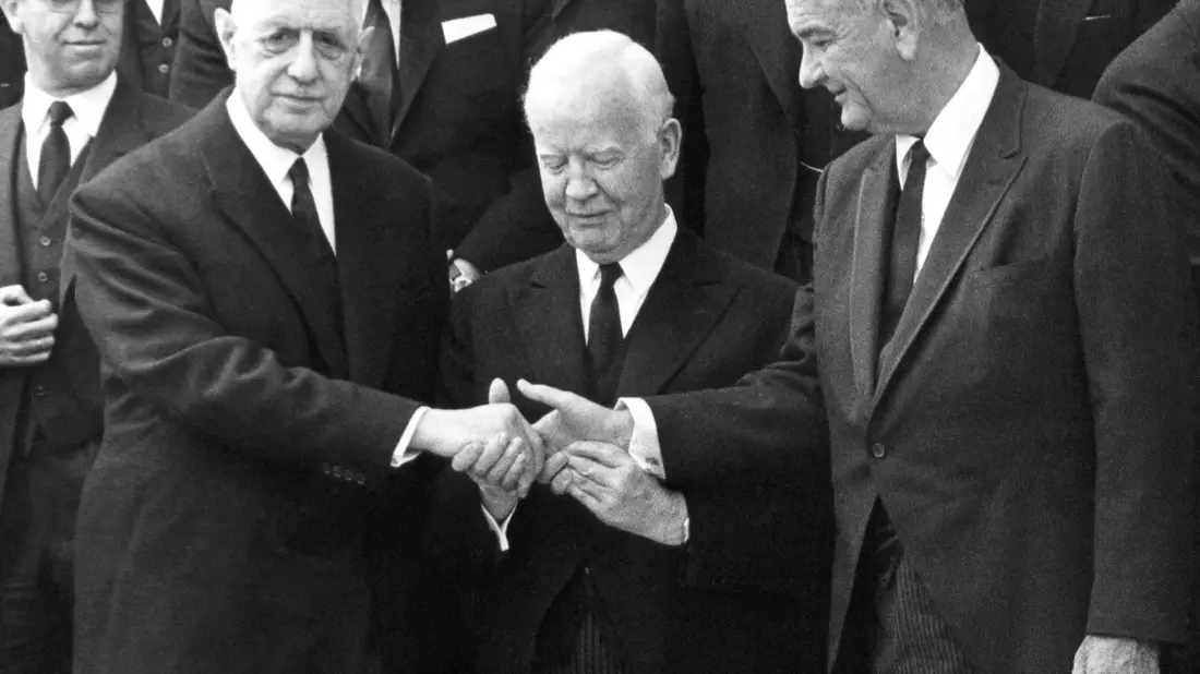 Johnson (r.) zeigt mit seiner Teilnahme am Staatsakt, wie wichtig Adenauer für die US-deutsche Beziehung war. (Archivbild) - Bild: Peter Popp/dpa