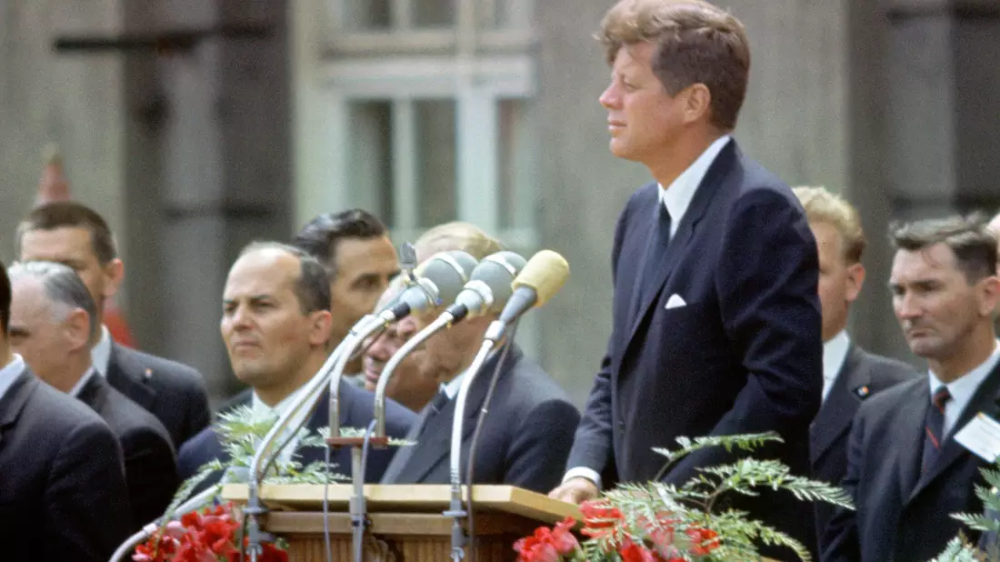 Kennedys Rede vor dem Schöneberger Rathaus geht um die Welt. (Archivbild) - Bild: Heinz-Jürgen Göttert/dpa