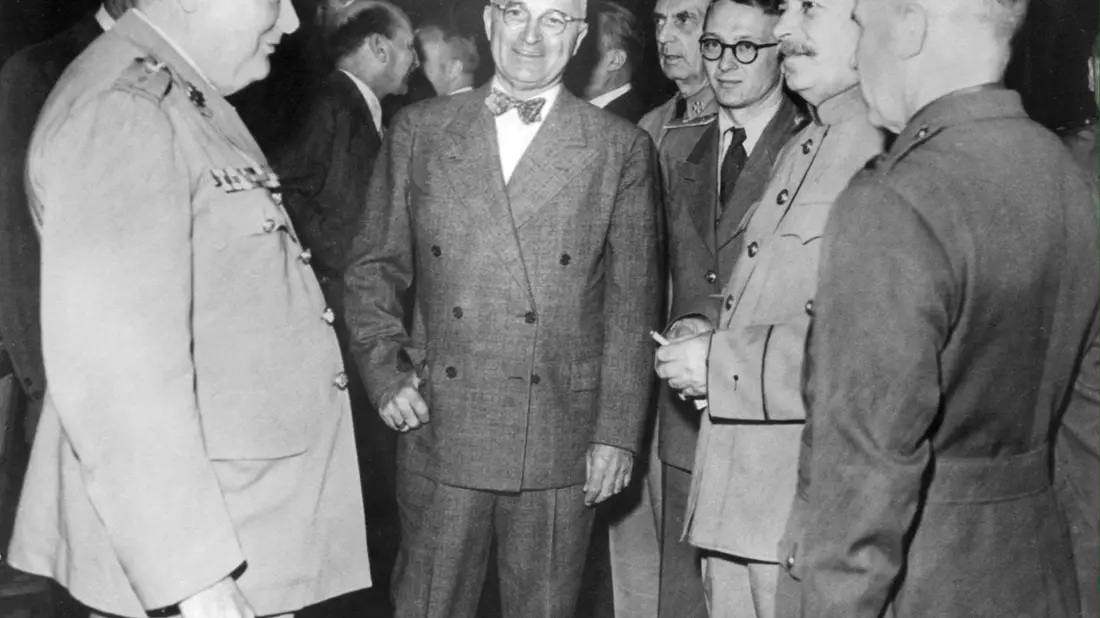 Truman (M.) verhandelt auf der Potsdamer Konferenz die europäische Nachkriegsordnung mit. (Archivbild) - Bild: -/EPA FILE/dpa