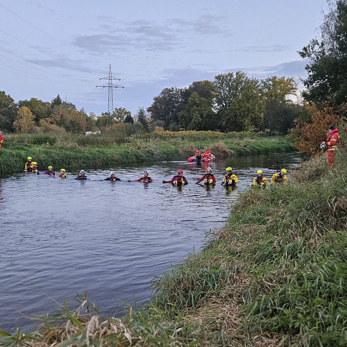 Diese Aufnahme zeigt die Einsatzkräfte wenige Minuten vor dem Leichenfund.  - Foto: DLRG Landkreis Lüneburg/Polizeiinspektion Lüneburg//dpa