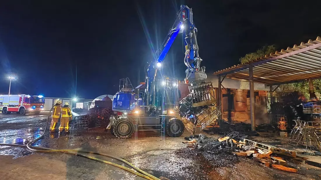 FW Grevenbroich: Feuer auf Grevenbroicher Schaf-Farm / Feuerwehr rettet hunderte Tiere - rund achtstündiger Einsatz der Wehr - Bild: presseportal.de