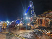 FW Grevenbroich: Feuer auf Grevenbroicher Schaf-Farm / Feuerwehr rettet hunderte Tiere - rund achtstündiger Einsatz der Wehr - Foto: presseportal.de