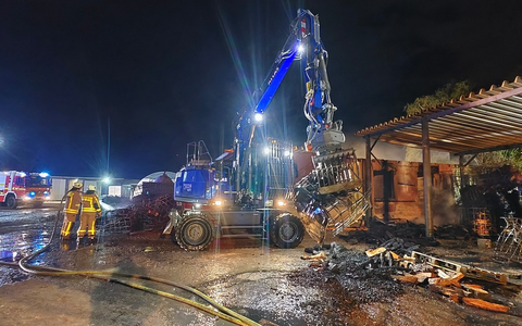 FW Grevenbroich: Feuer auf Grevenbroicher Schaf-Farm / Feuerwehr rettet hunderte Tiere - rund achtstündiger Einsatz der Wehr - Foto: presseportal.de