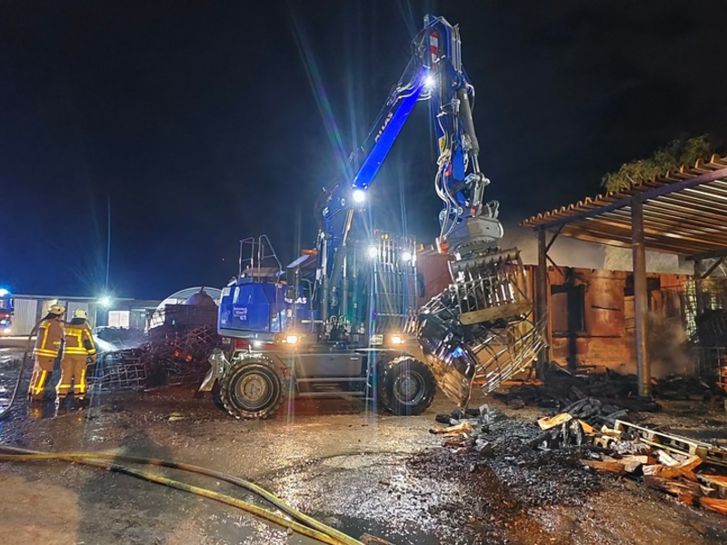 FW Grevenbroich: Feuer auf Grevenbroicher Schaf-Farm / Feuerwehr rettet hunderte Tiere - rund achtstündiger Einsatz der Wehr - Foto: presseportal.de
